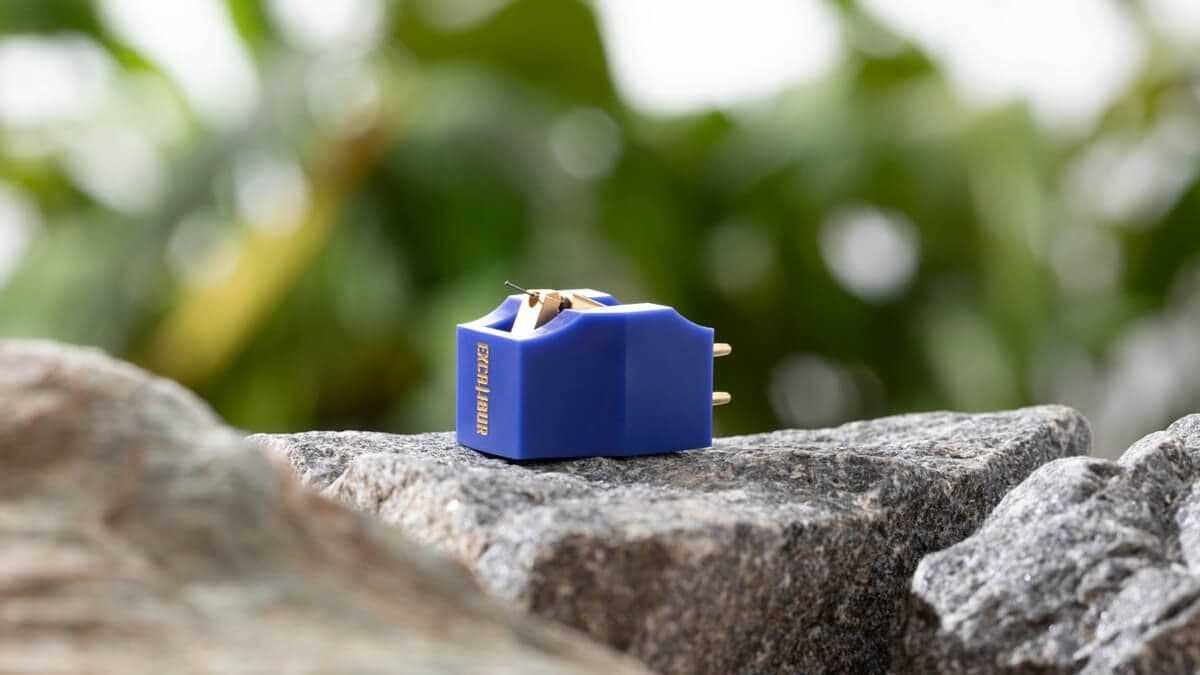 Excalibur Midnight Blue: Cutting-edge MC Cartridge with Delrin Housing and Microridge Stylus