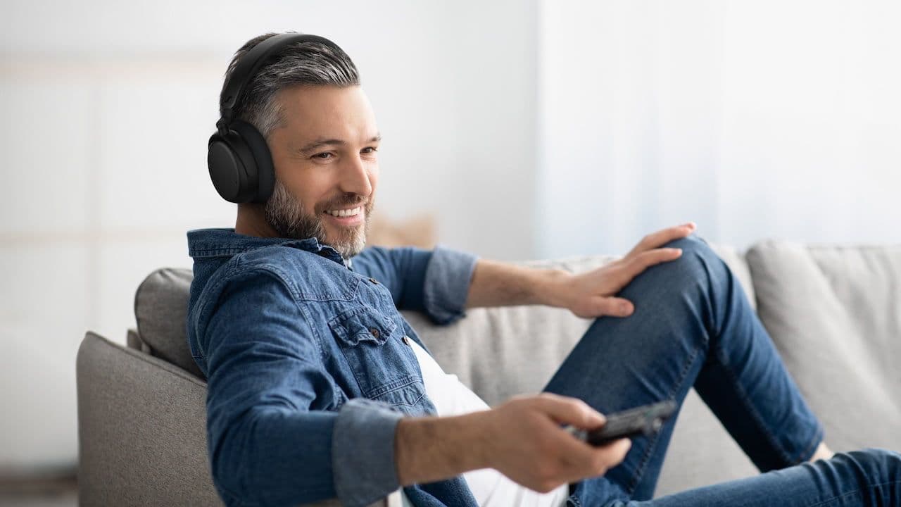 Sennheiser RS 275 TV Listening Bundle startet mit Auracast, LC3-Low-Latency-Funkaudio und HDR 275 Kopfhörern