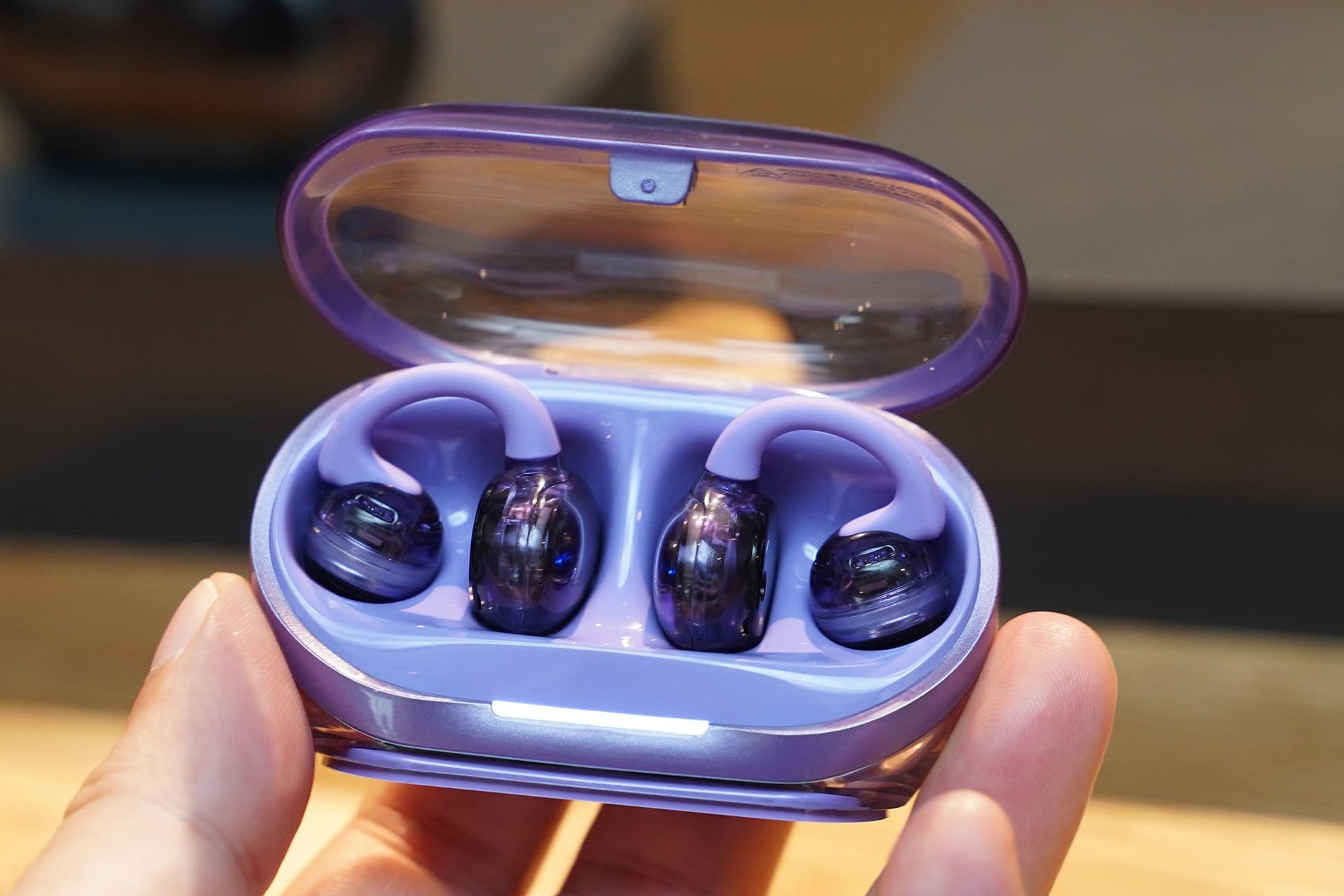 JBL's First Earcuff-style Wireless Earphones "JBL Soundgear Clips" Released on September 25th at ¥18,700