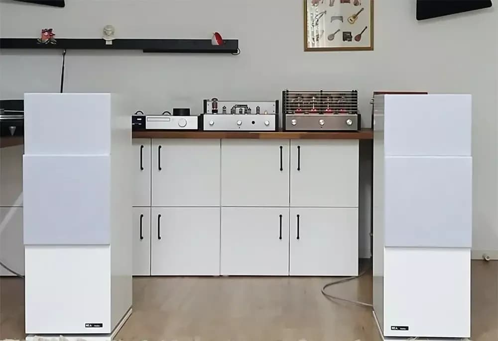 Peitho 516DP Dipole Floorstanding Loudspeaker from Hay End Audio with Simulated Open-Baffle Design