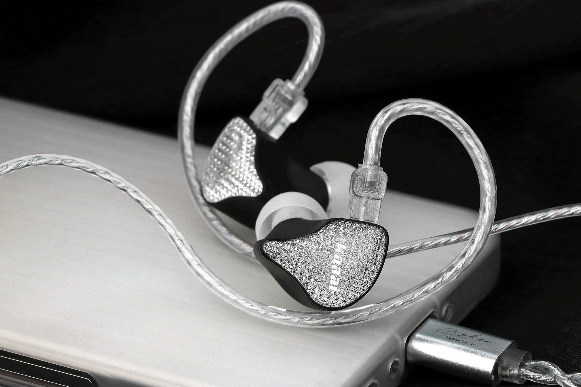 EarAcoustic Audio "Cipher" earphones collaboration with zkaaai offers warm and sweet sound tuning.