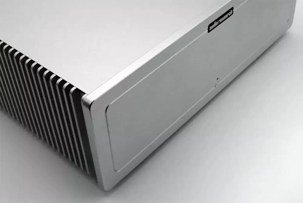 El amplificador de potencia estéreo Audio Research S-100 amplía la línea de estado sólido de la marca