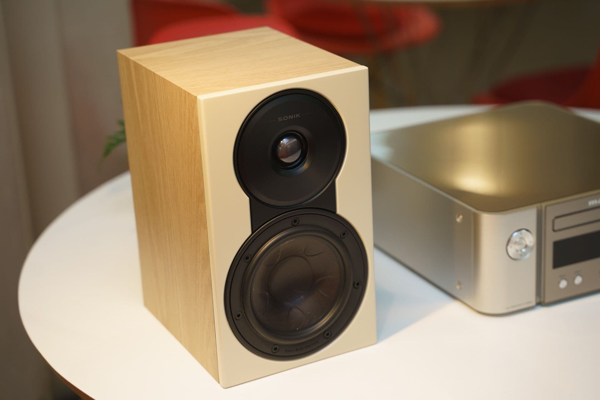 DALI lanza la serie de altavoces SONIK como sucesora de OBERON con tweeters híbridos de cinta y tecnología derivada de KORE