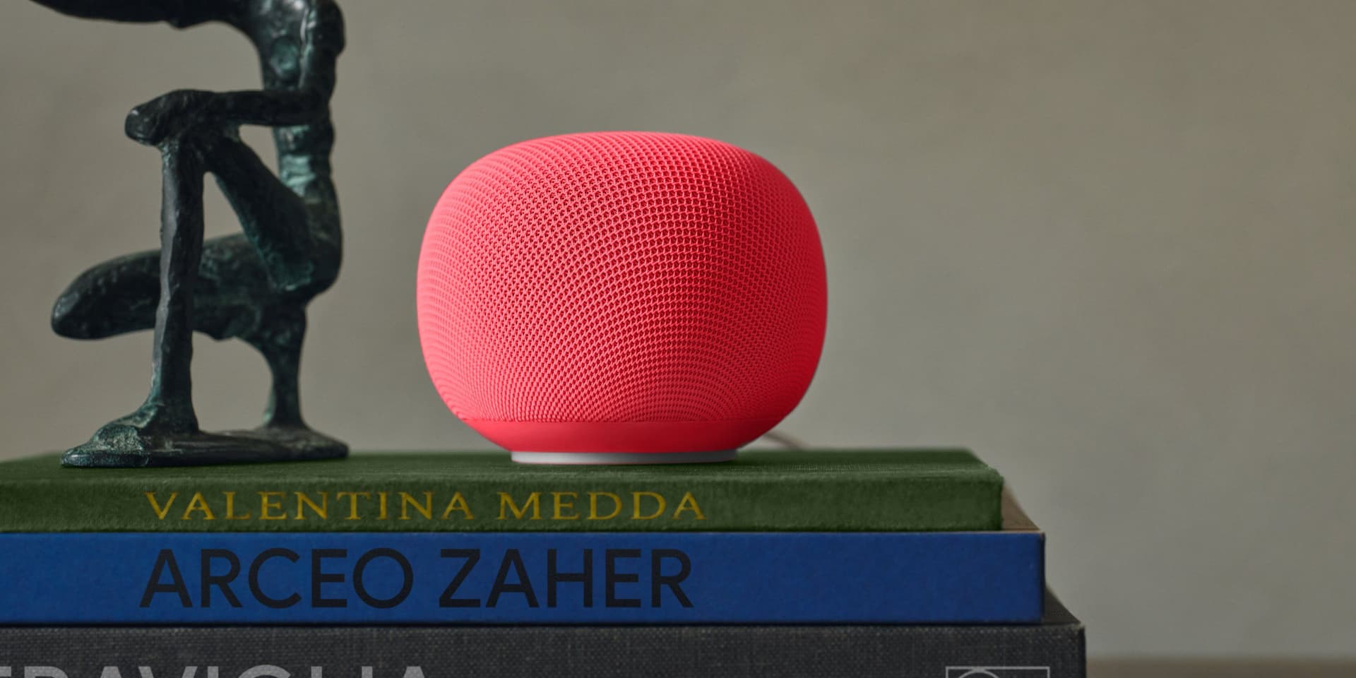 CRITICAL TRANSLATION REQUIREMENT: The Google Home Speaker featuring Gemini AI for Smart Home Integration