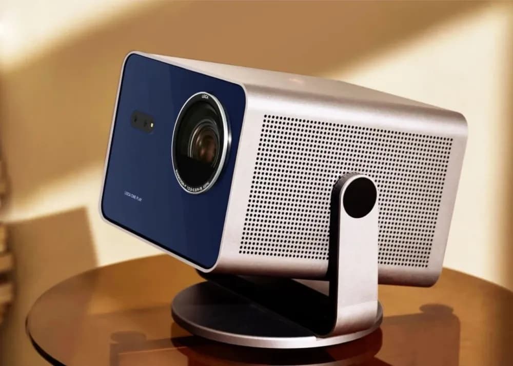 Lancement du projecteur Leica Cine Play 1 Plus 4K avec luminosité améliorée et corps métallique