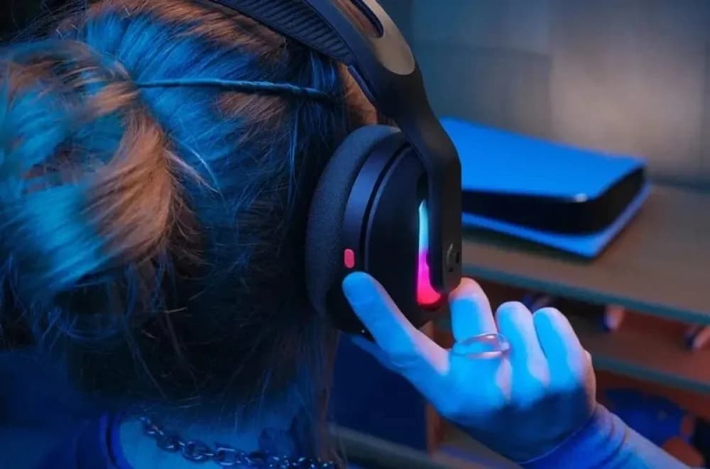 Logitech Astro A20 X: Gaming Headset with Dual Source Switching Capabilties