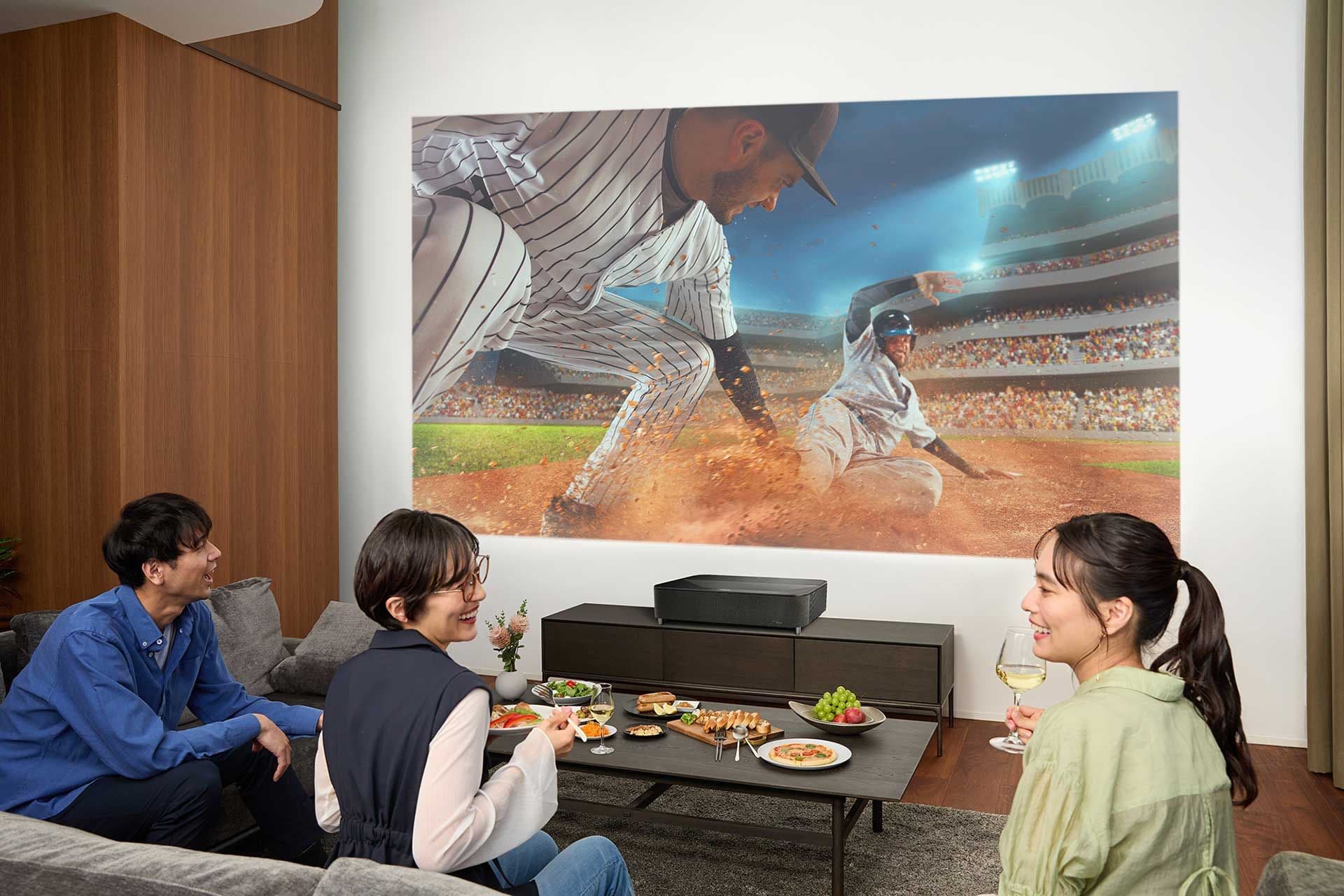 Epson bringt den Ultra-Short-Throw-4K-Laserprojektor EH-LS970B/W mit 120-Zoll-Bild aus 17,5 cm sowie die EF-73 Lifestudio Flex Special Edition auf den Markt