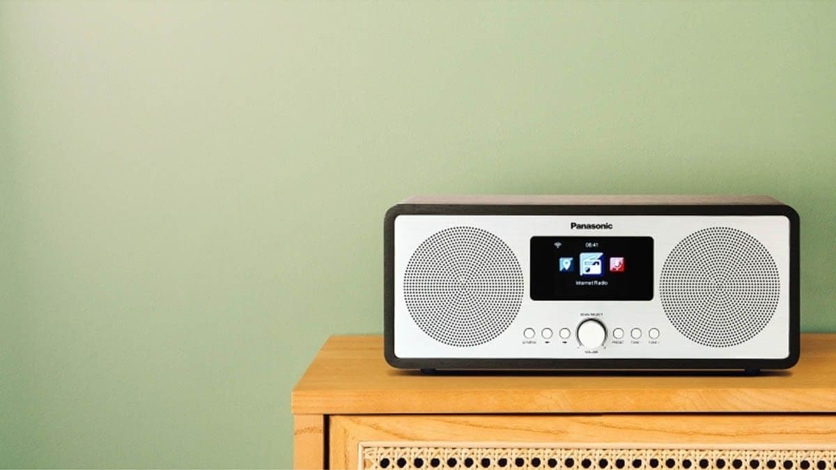 Panasonic RF-D40: Modern Radio with Retro Flair