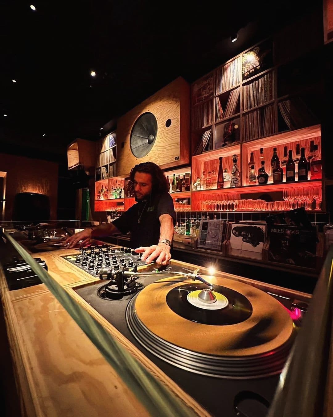 Honeycomb Hi-Fi vereint globale Klänge mit exquisitem Essen in Dubai