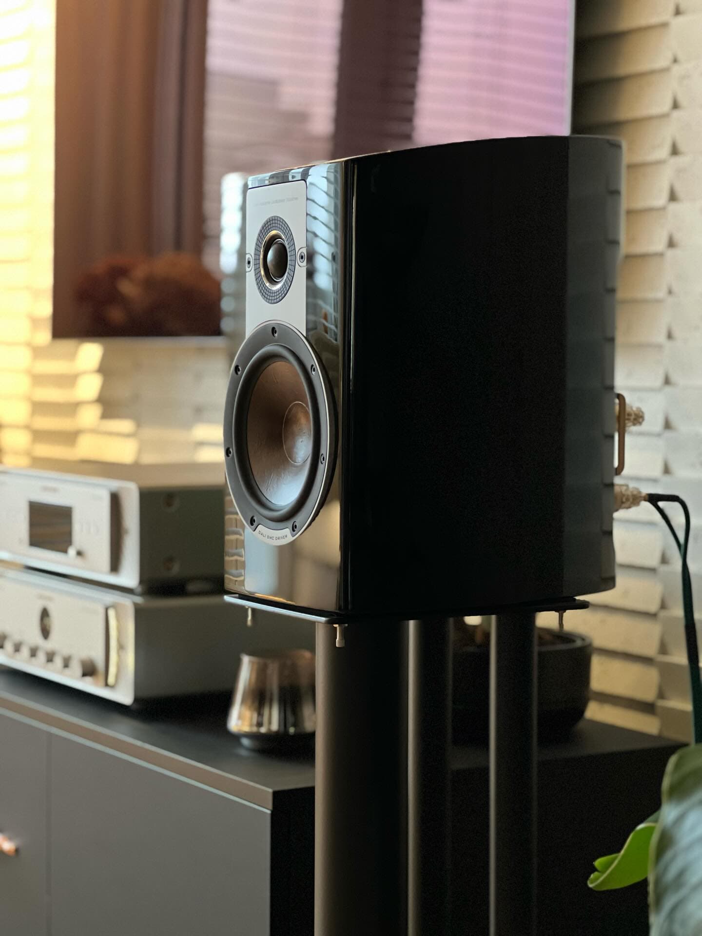 Sleek and Sophisticated: The Epicon 2 Minimalist HiFi Setup