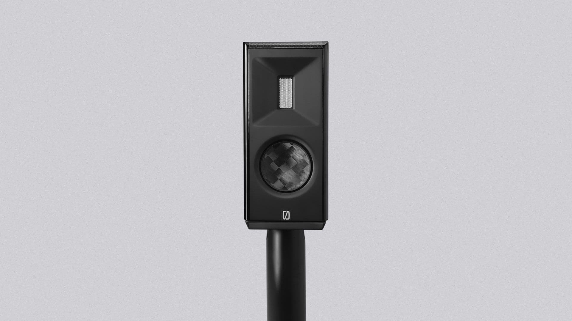 BoerresenX1_OneSpeaker_TopPartOnStand_Front_HalfClose_HD-min.jpg