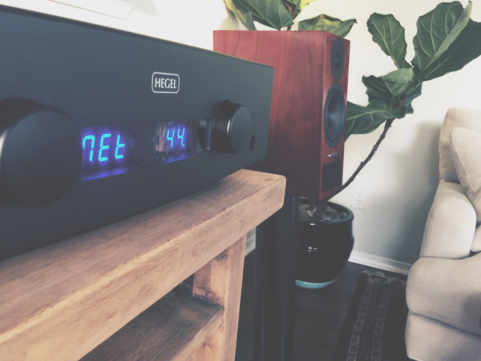 Detailed soundstage and balanced acoustic output