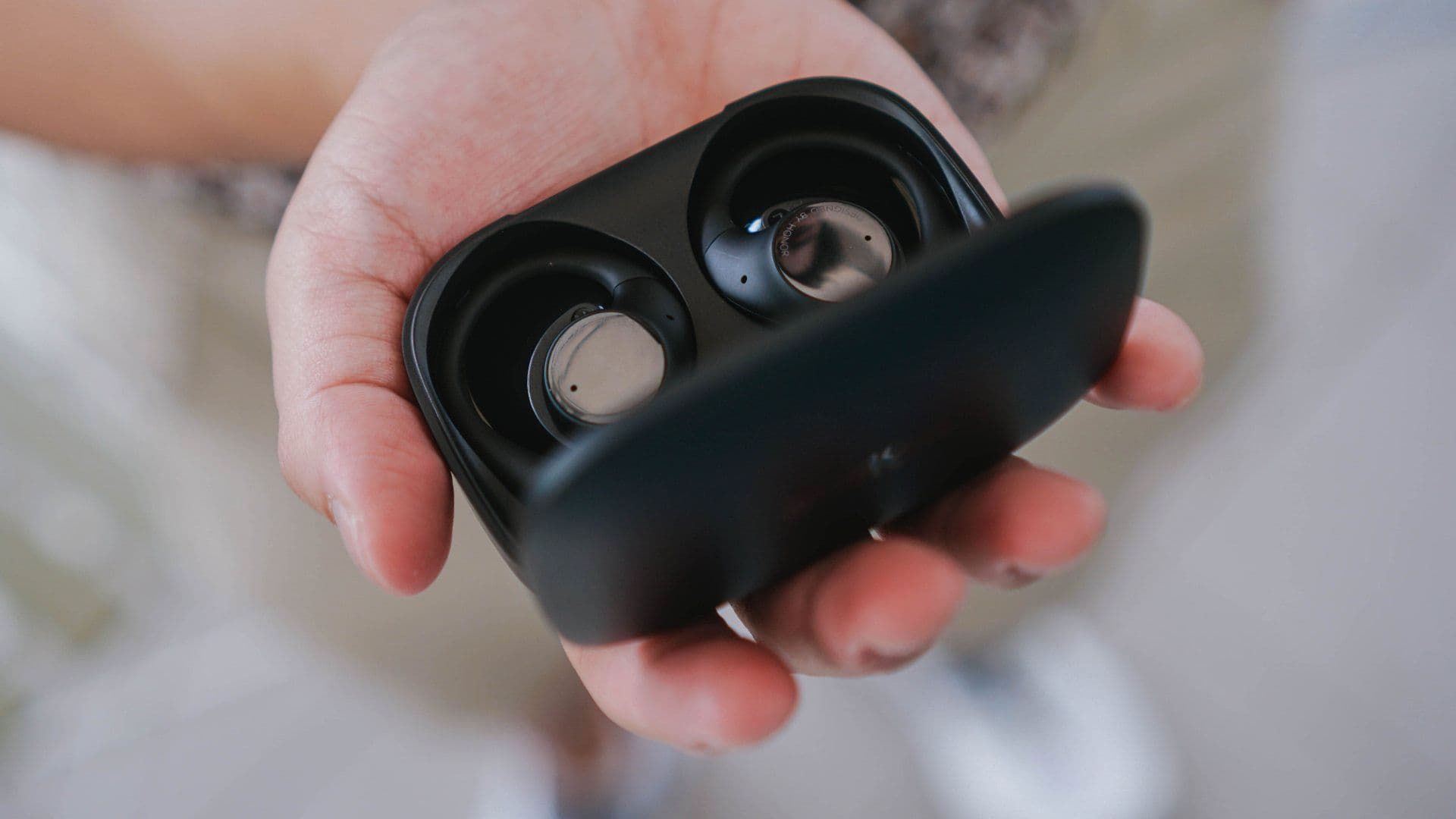 HONOR Introduces the Innovative Open Earbuds - Revolutionizing Wireless Audio